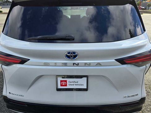 Used 2025 Toyota Sienna Platinum AWD/4WD image 13