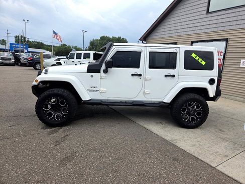 Used 2016 Jeep Wrangler Unlimited Sahara w/ Connectivity Group image 8