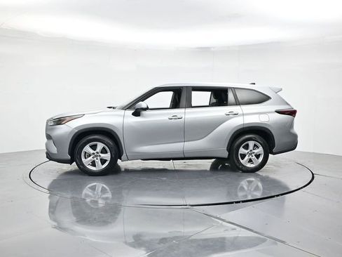 Used 2024 Toyota Highlander LE FWD image 6
