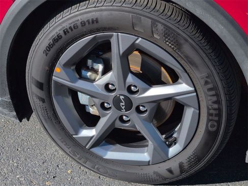 Used 2025 Kia K4 LXS image 11