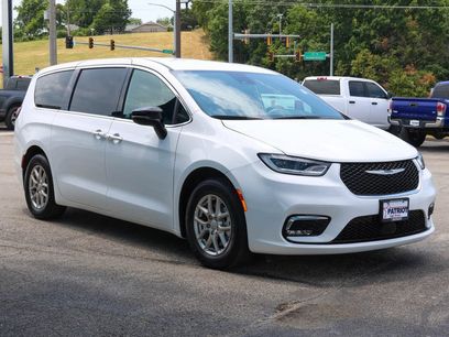 Used 2025 Chrysler Pacifica Select