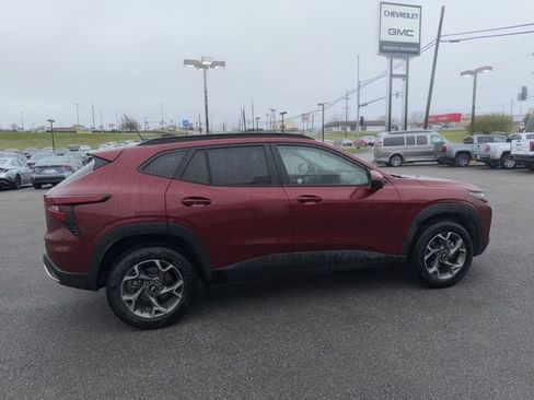 Used 2025 Chevrolet Trax LT w/ LT Convenience Package image 12