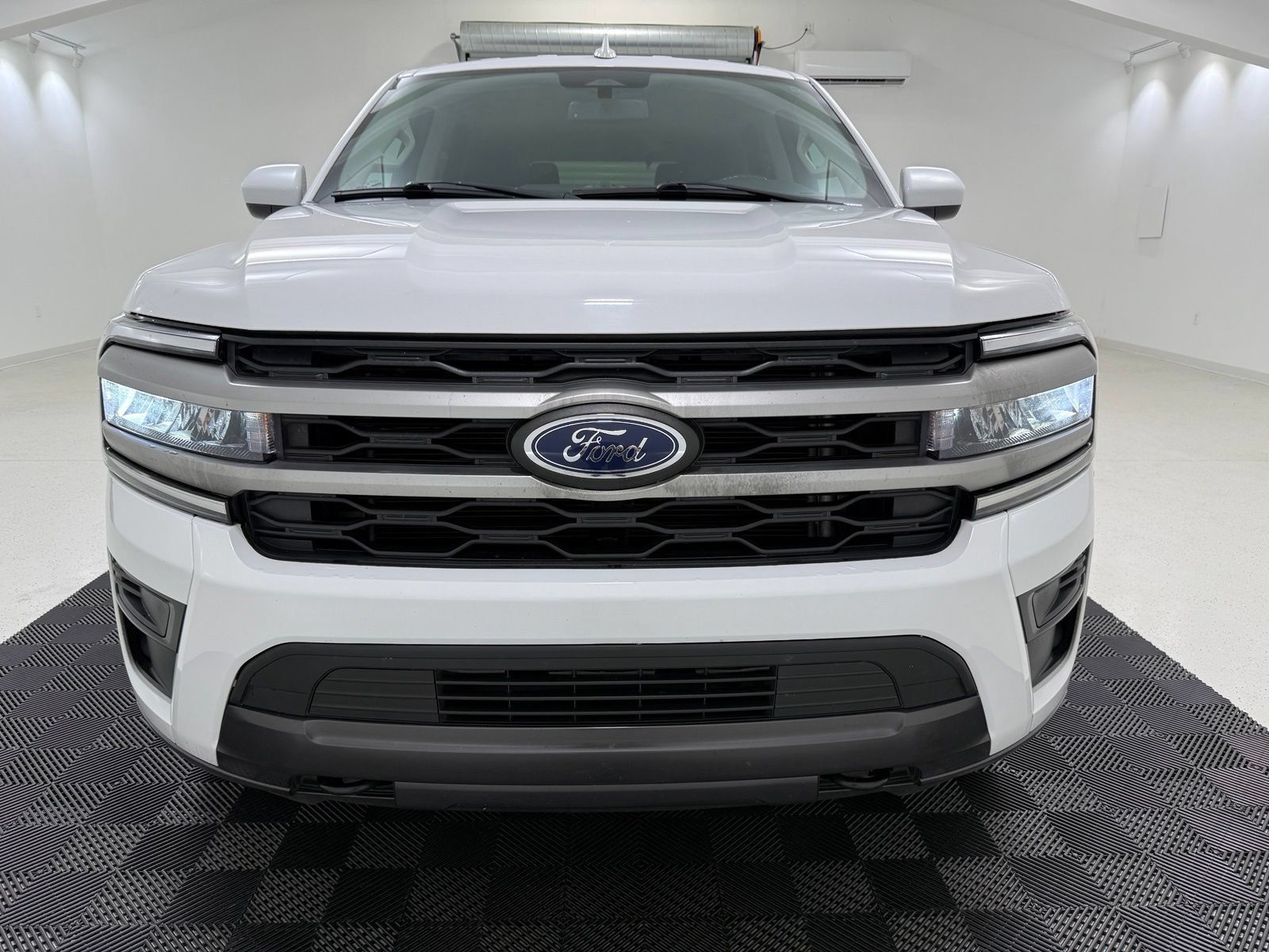 Used 2022 Ford Expedition XLT AWD/4WD image 2