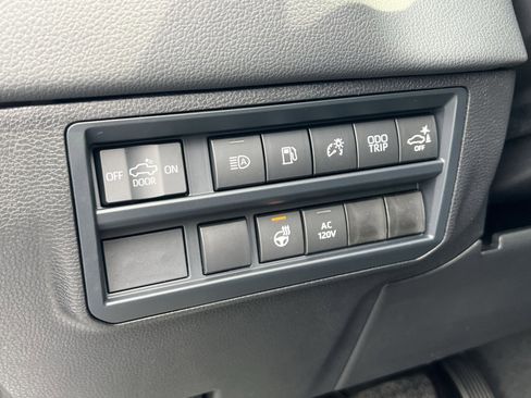Used 2025 Toyota Tundra Limited AWD/4WD image 34