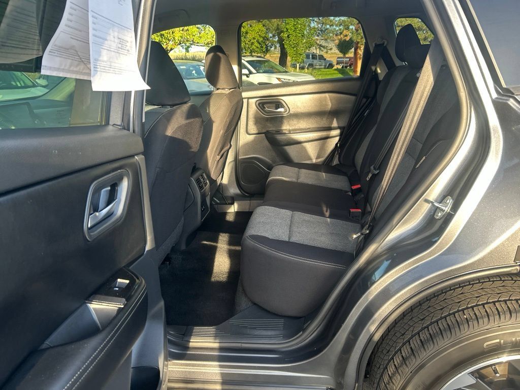 Used 2025 Nissan Rogue SV AWD/4WD image 18