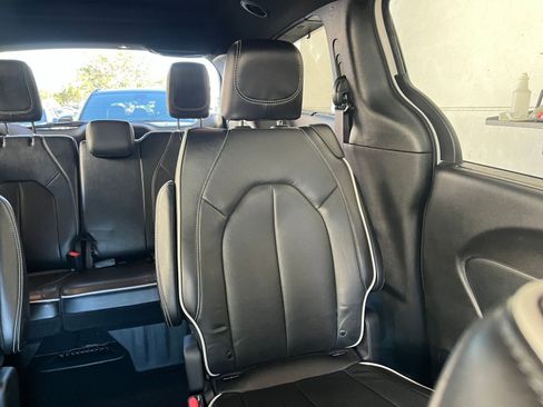 Used 2025 Chrysler Pacifica Limited image 42