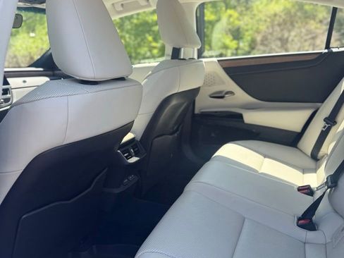 Used 2025 Lexus ES 350 w/ Premium Package FWD image 9