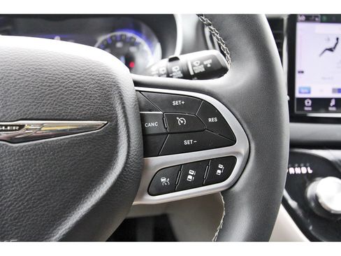 Used 2024 Chrysler Pacifica Touring-L FWD image 25