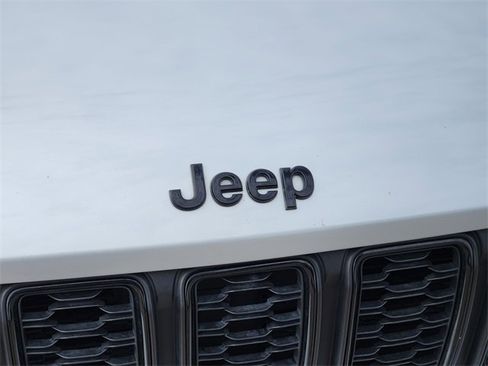 Used 2024 Jeep Grand Cherokee L Laredo image 11