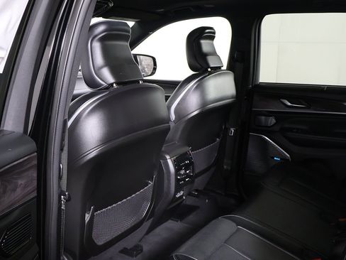 Used 2022 Jeep Grand Cherokee Overland w/ Luxury Tech Group IV image 32