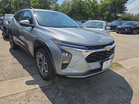 Used 2025 Chevrolet Trax LT w/ LT Convenience Package FWD image 6