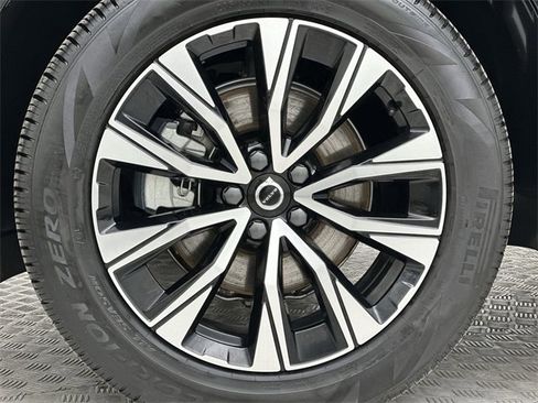 Used 2025 Volvo XC60 B5 Core image 10
