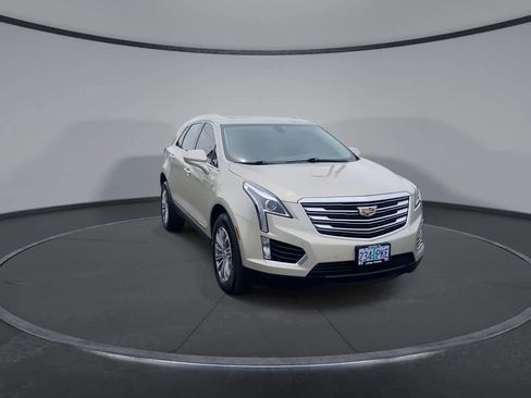 Used 2017 Cadillac XT5 Luxury FWD image 2