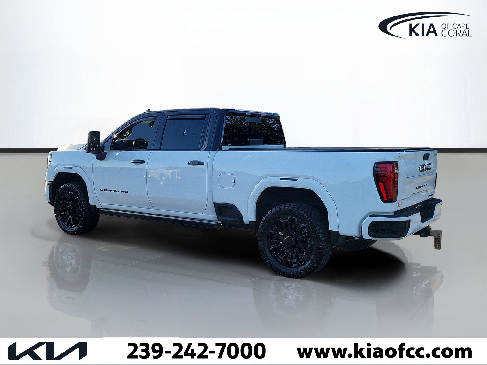 Used 2025 GMC Sierra 2500 Denali Ultimate AWD/4WD image 4