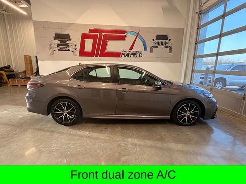 Used 2023 Toyota Camry SE image 3