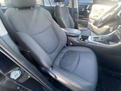 Used 2020 Toyota RAV4 LE image 28