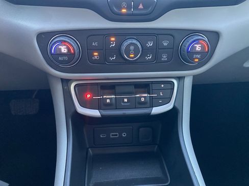 Used 2022 GMC Terrain SLE w/ Driver Convenience Package image 29