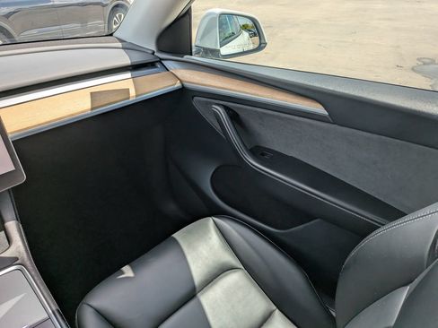 Used 2024 Tesla Model Y Long Range AWD/4WD image 19