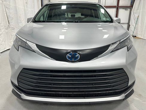 Used 2025 Toyota Sienna XLE image 2