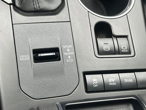 Used 2020 Toyota Highlander XLE image 17