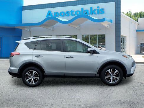 Used 2018 Toyota RAV4 XLE image 2