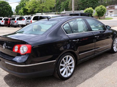 Used 2008 Volkswagen Passat VR6 FWD image 9