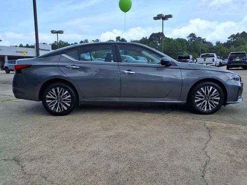Used 2025 Nissan Altima 2.5 SV AWD/4WD image 2