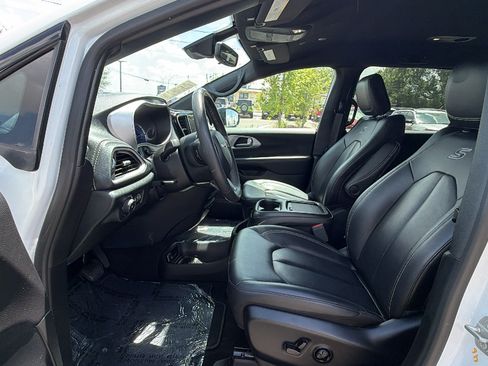 Used 2024 Chrysler Pacifica Limited FWD image 11