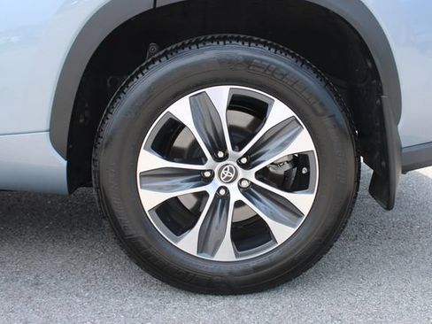 Used 2023 Toyota Highlander XLE AWD/4WD image 34