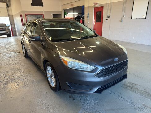 Used 2015 Ford Focus SE FWD image 1