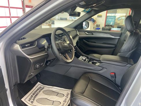 New 2025 Jeep Grand Cherokee Limited image 7