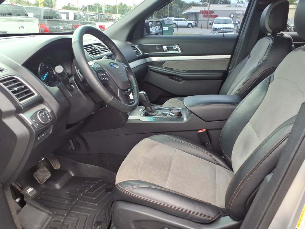 Used 2017 Ford Explorer XLT w/ Equipment Group 202A AWD/4WD image 25
