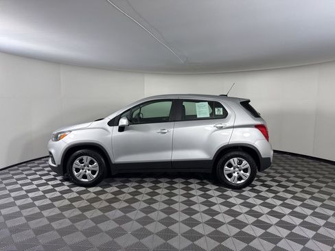 Used 2018 Chevrolet Trax LS FWD image 2