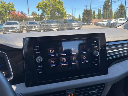 Used 2025 Volkswagen Jetta SE FWD image 20