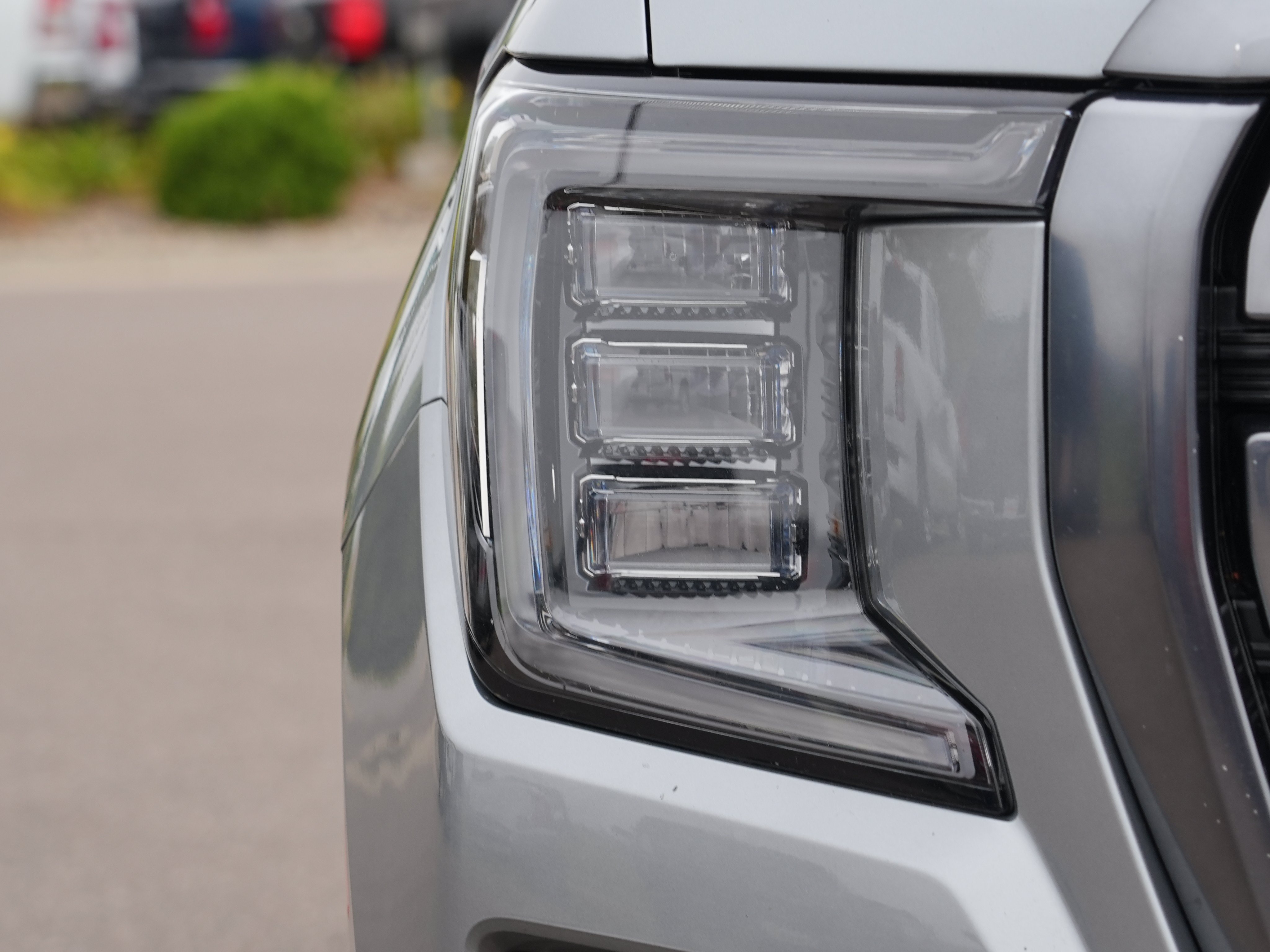 Used 2023 GMC Yukon XL AT4 w/ AT4 Premium Package AWD/4WD image 9