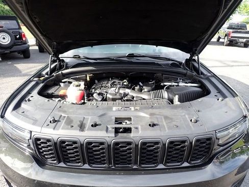 Used 2023 Jeep Grand Cherokee L Limited w/ Black Appearance Package AWD/4WD image 14