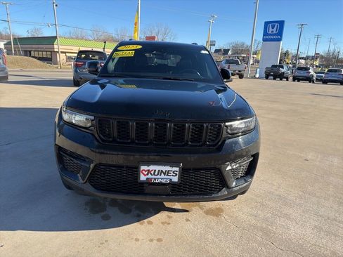 Used 2023 Jeep Grand Cherokee Altitude AWD/4WD image 3