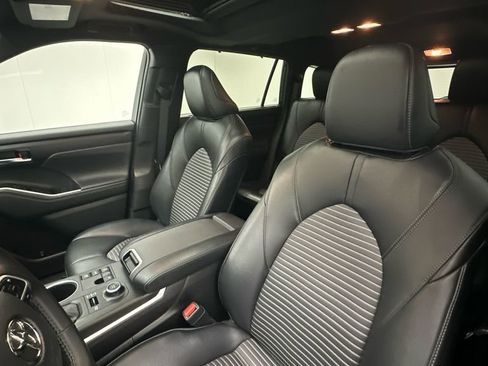 Used 2023 Toyota Highlander XSE image 9