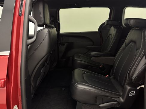 Used 2025 Chrysler Pacifica Select FWD image 25
