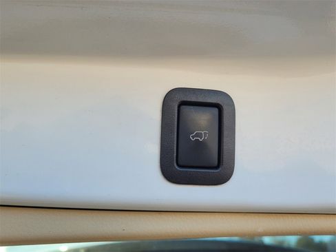 Used 2017 Toyota Highlander XLE image 12