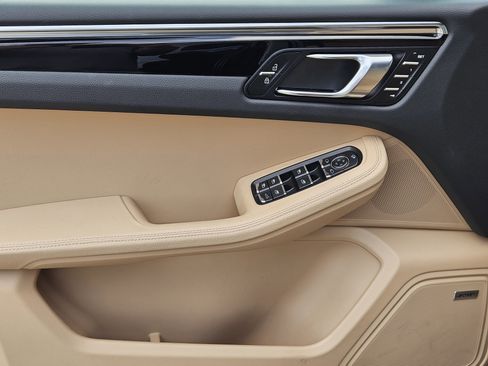 Certified 2025 Porsche Macan image 22