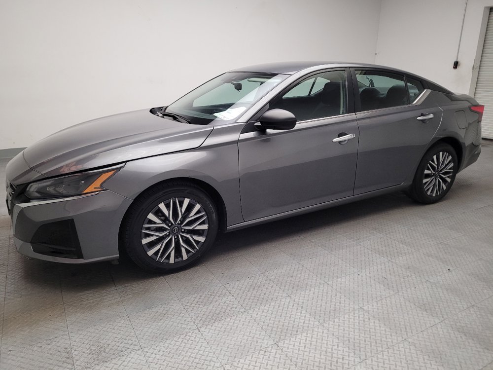 Used 2025 Nissan Altima 2.5 SV FWD image 2