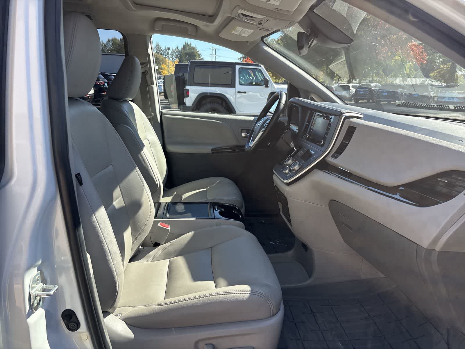 Used 2020 Toyota Sienna XLE FWD image 6