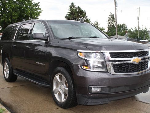 Used 2017 Chevrolet Suburban LT w/ Luxury Package AWD/4WD image 5