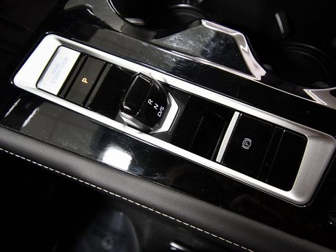 Used 2025 Volkswagen Atlas SE image 27