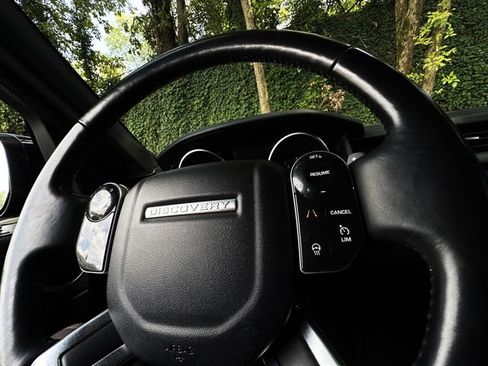 Used 2020 Land Rover Discovery SE image 15