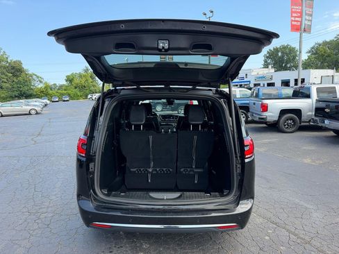 Used 2025 Chrysler Pacifica Select FWD image 13