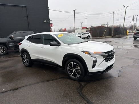 Used 2025 Chevrolet Trax RS w/ Sunroof Package image 2