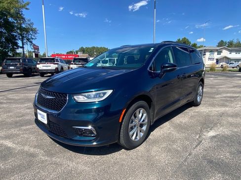 Used 2022 Chrysler Pacifica Touring-L AWD/4WD image 3