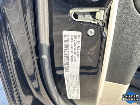 Used 2024 Chrysler Pacifica Touring-L image 32